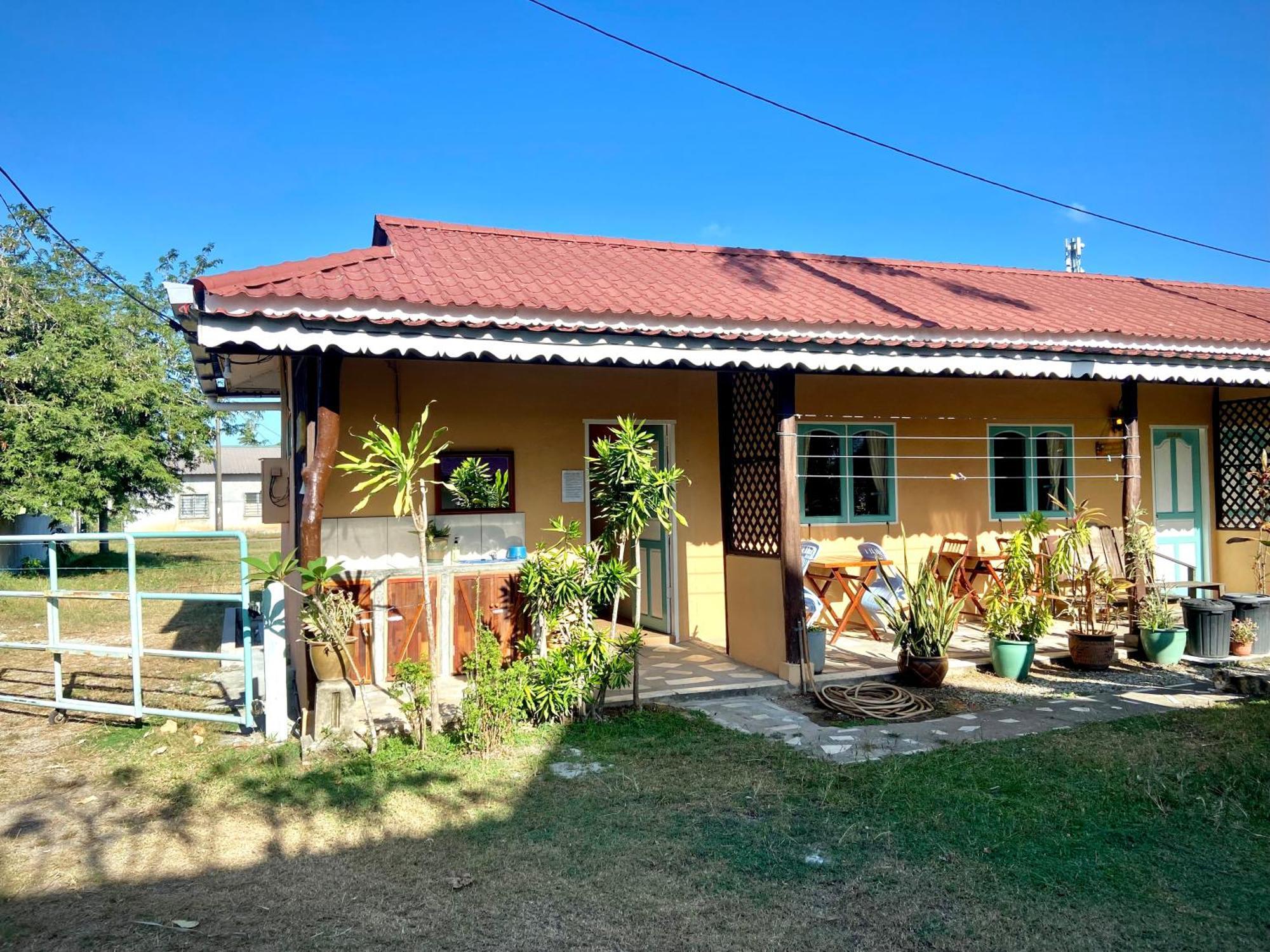 Soluna Guest House Pantai Cenang  Exterior photo