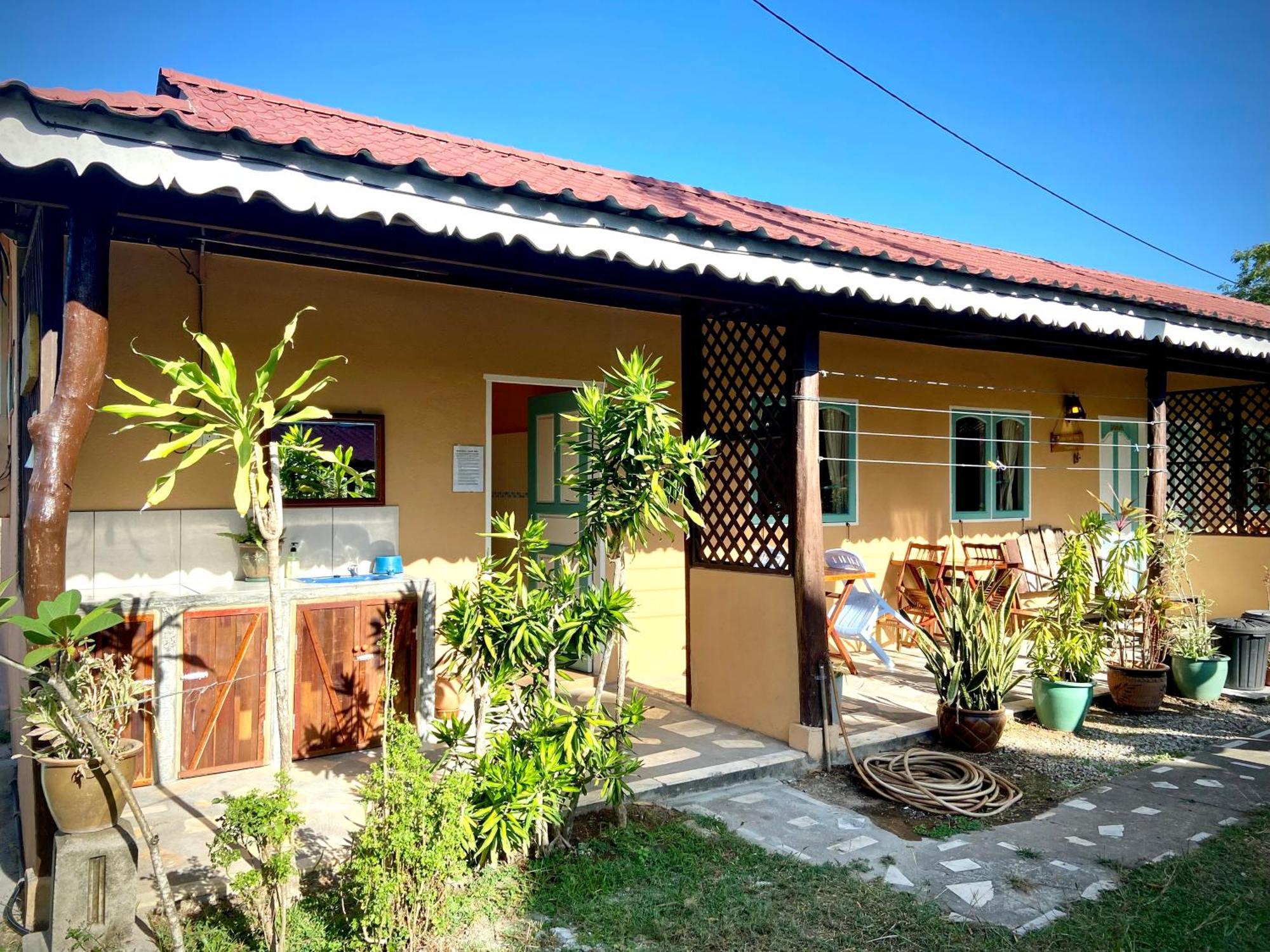 Soluna Guest House Pantai Cenang  Exterior photo